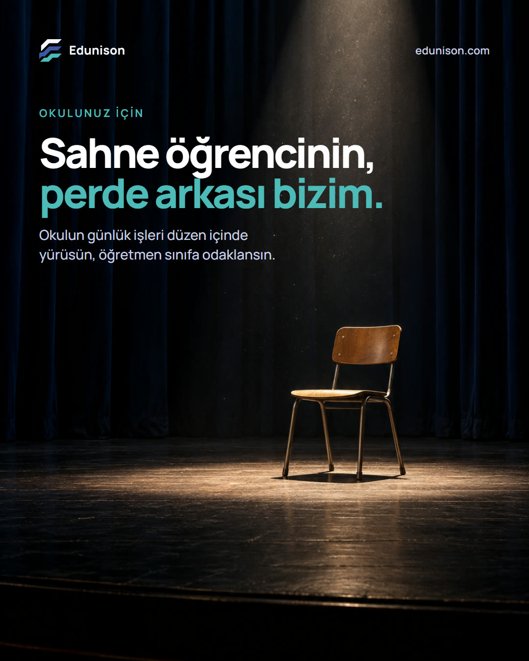 Boş Sahne Sosyal Medya Tasarımı Boş sahne sosyal medya tasarımı: boş bir sahnenin ortasında spot ışığı altındaki tek öğrenci sandalyesi, "Sahne öğrencinin, perde arkası bizim." başlığı