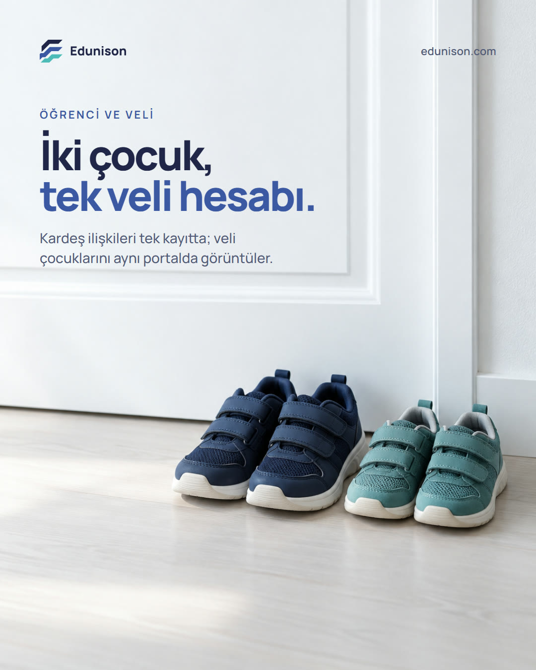 Çocuk Ayakkabısı Sosyal Medya Tasarımı Çocuk ayakkabısı sosyal medya tasarımı: kapı önünde yan yana iki çift farklı boy çocuk ayakkabısı, "İki çocuk, tek veli hesabı." başlığı