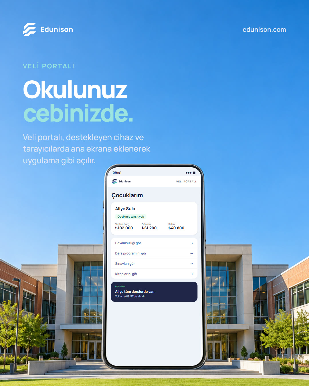 Dev Telefon Sosyal Medya Tasarımı Dev telefon sosyal medya tasarımı: okul binasının önünde bina boyunda duran dev bir akıllı telefon, "Okulunuz cebinizde." başlığı