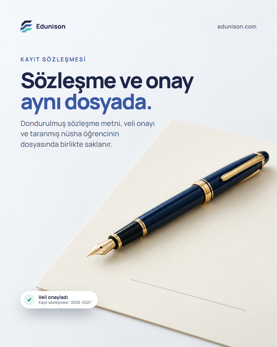 Dolma Kalem Sosyal Medya Tasarımı Dolma kalem sosyal medya tasarımı: boş bir sözleşmenin imza satırına uzanan dolma kalem, "Sözleşme ve onay aynı dosyada." başlığı