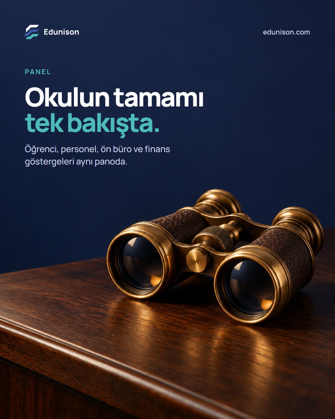 Dürbün Sosyal Medya Tasarımı Dürbün sosyal medya tasarımı: ceviz masada duran pirinç bir dürbün, "Okulun tamamı tek bakışta." başlığı