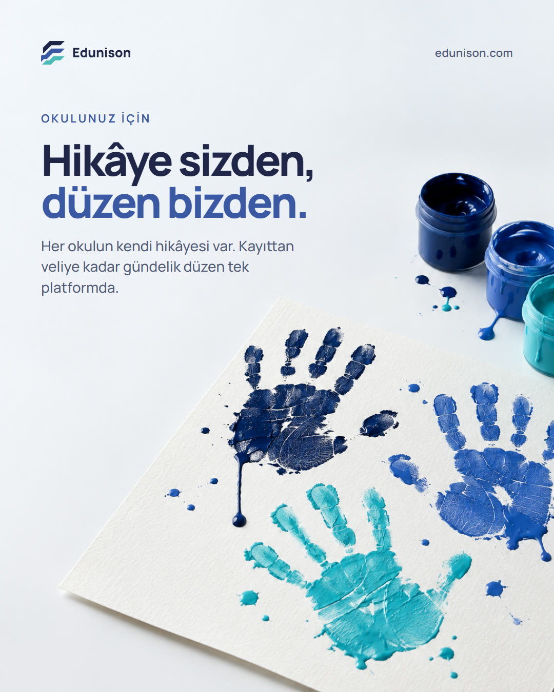 El İzi Sosyal Medya Tasarımı El izi sosyal medya tasarımı: beyaz kâğıda basılmış lacivert, mavi ve turkuaz çocuk el izleri, "Hikâye sizden, düzen bizden." başlığı