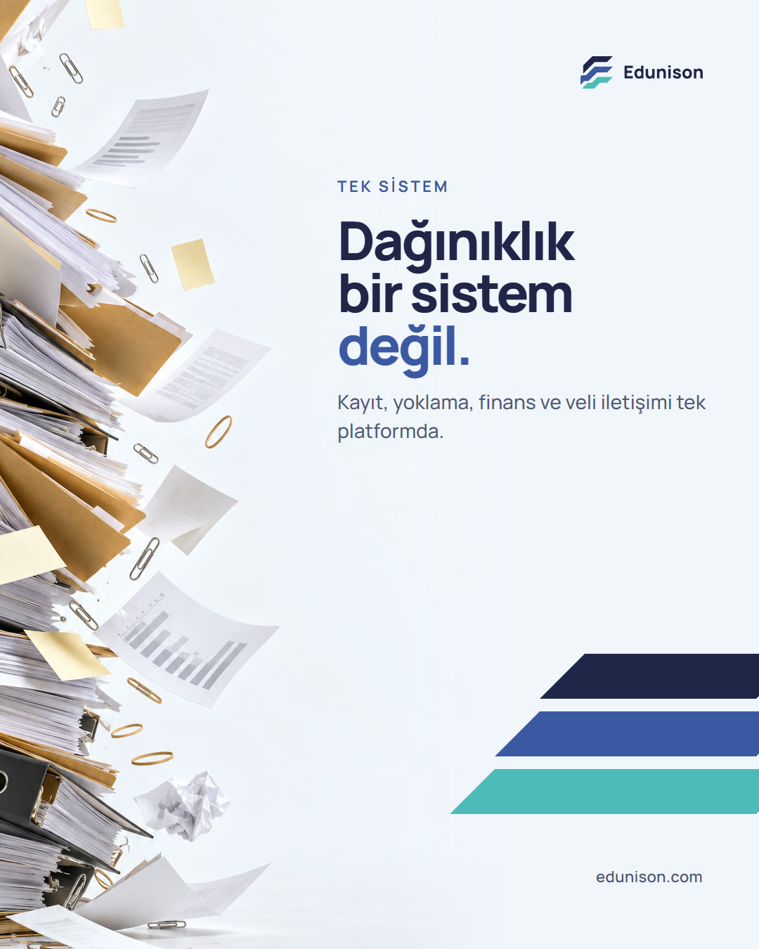 Evrak Yığını Sosyal Medya Tasarımı Evrak yığını sosyal medya tasarımı: devrilmek üzere olan klasör ve evrak kulesi, "Dağınıklık bir sistem değil." başlığı