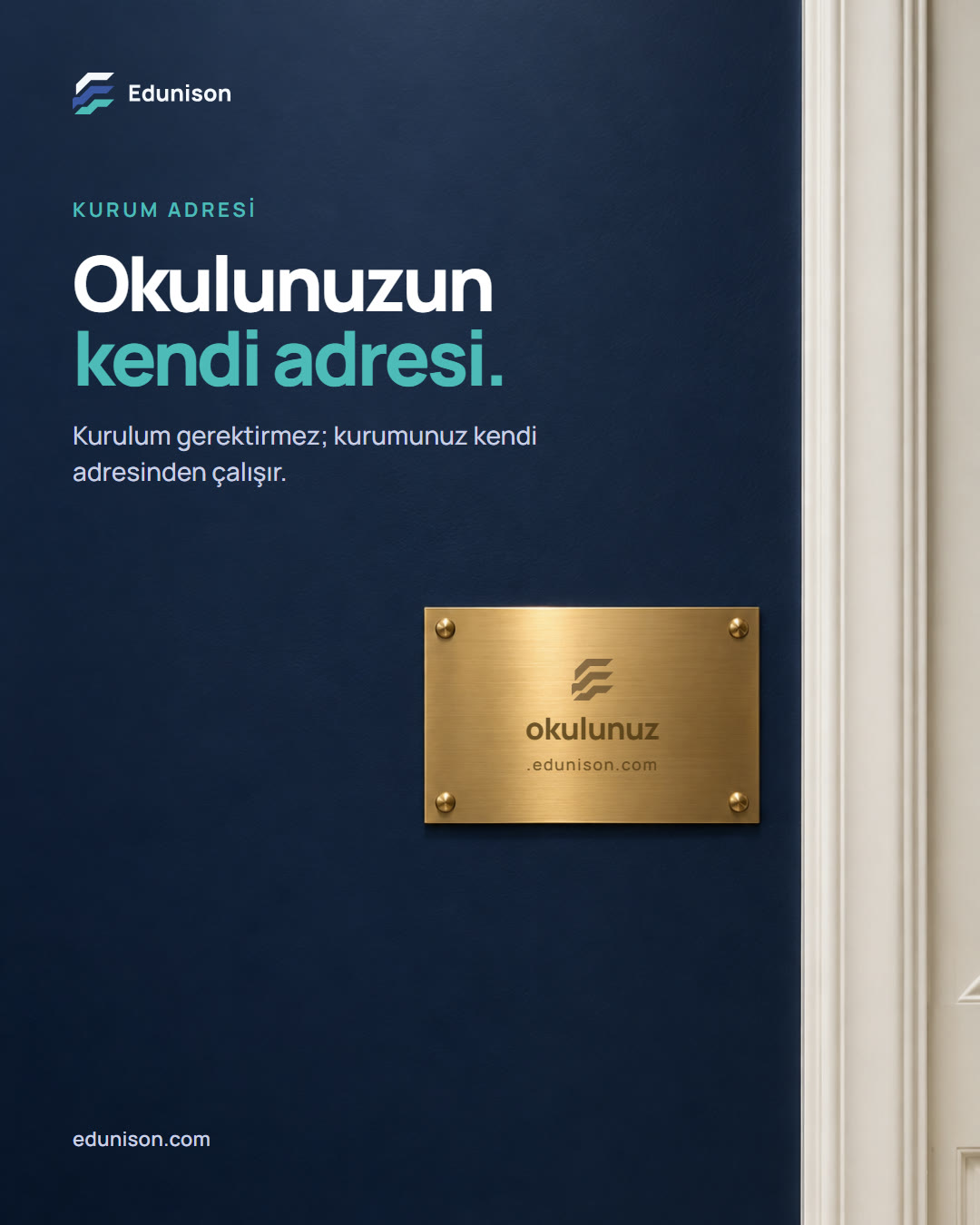 İsim Levhası Sosyal Medya Tasarımı İsim levhası sosyal medya tasarımı: kapının yanında boş, parlak bir pirinç isim levhası, "Okulunuzun kendi adresi." başlığı