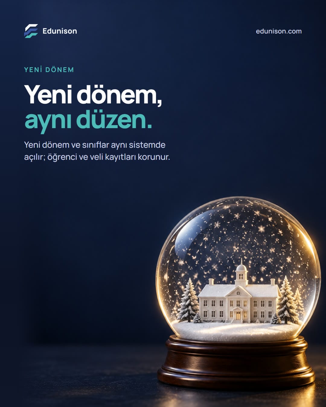 Kar Küresi Sosyal Medya Tasarımı Kar küresi sosyal medya tasarımı: içinde küçük bir okul maketi olan kar küresi, "Yeni dönem, aynı düzen." başlığı