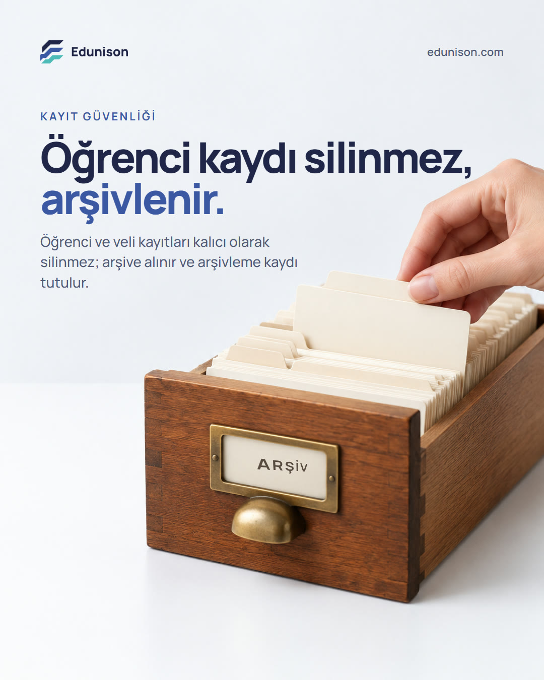 Kart Katalog Sosyal Medya Tasarımı Kart katalog sosyal medya tasarımı: çekmecesine geri yerleştirilen bir kart, "Öğrenci kaydı silinmez, arşivlenir." başlığı