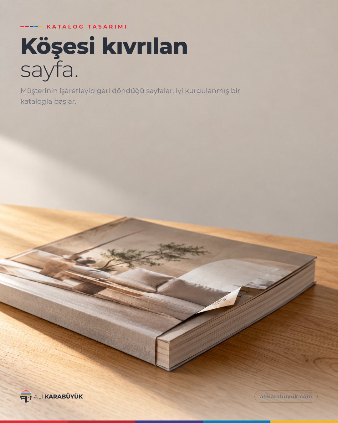 Kurumsal Kimlik, Baskı ve Belge Sosyal Medya Tasarımları 27 Katalog Tasarımı sosyal medya tasarımı: Ahşap masada kapalı bir katalog, yalnız bir sayfasının köşesi kıvrılmış, "Köşesi kıvrılan sayfa." başlığı