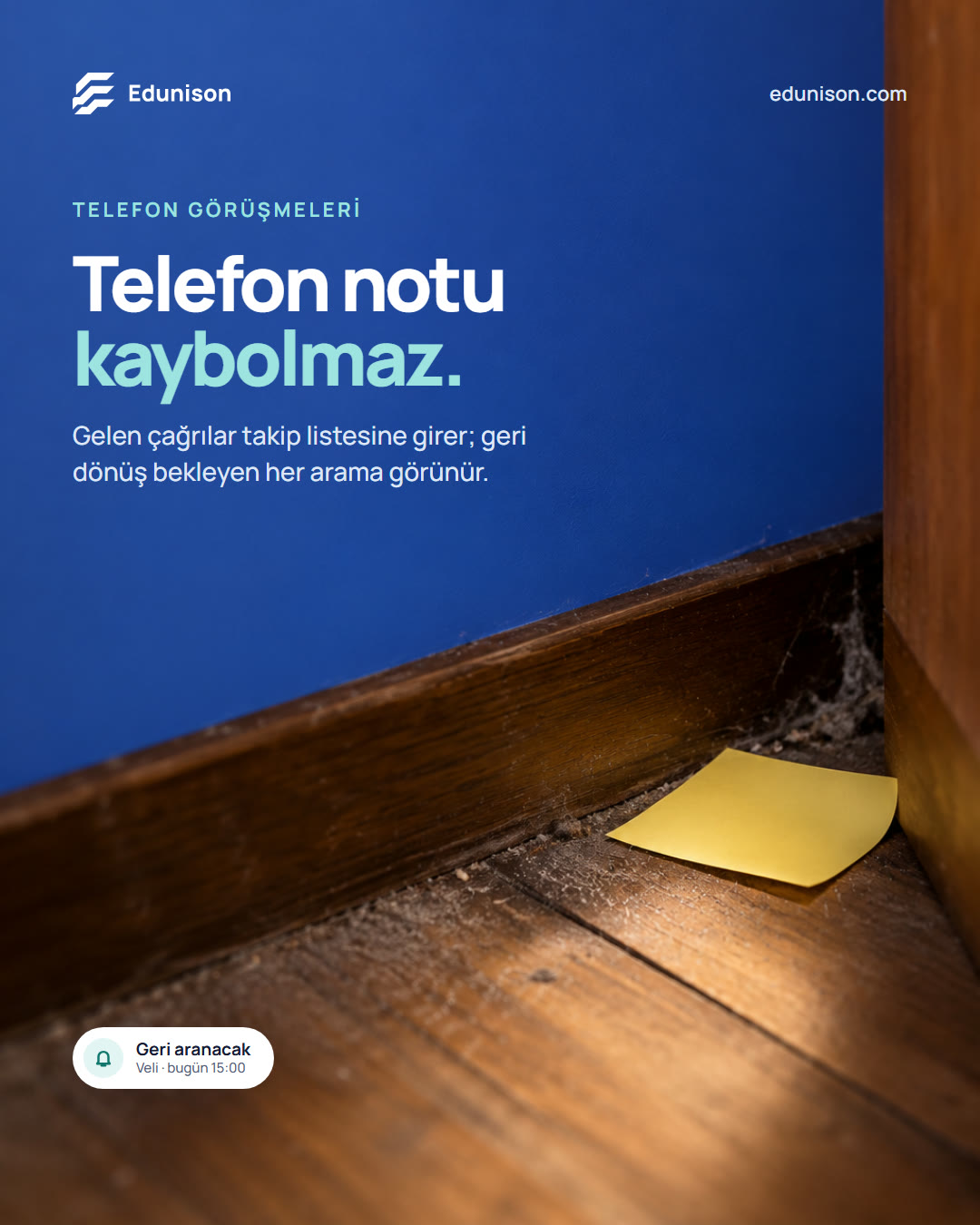 Kayıp Not Sosyal Medya Tasarımı Kayıp not sosyal medya tasarımı: masanın arkasına düşüp unutulmuş tek bir yapışkan not, "Telefon notu kaybolmaz." başlığı