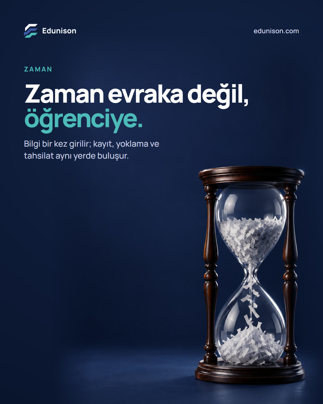 Kum Saati Sosyal Medya Tasarımı Kum saati sosyal medya tasarımı: kum yerine kıyılmış kâğıt akan bir kum saati, "Zaman evraka değil, öğrenciye." başlığı