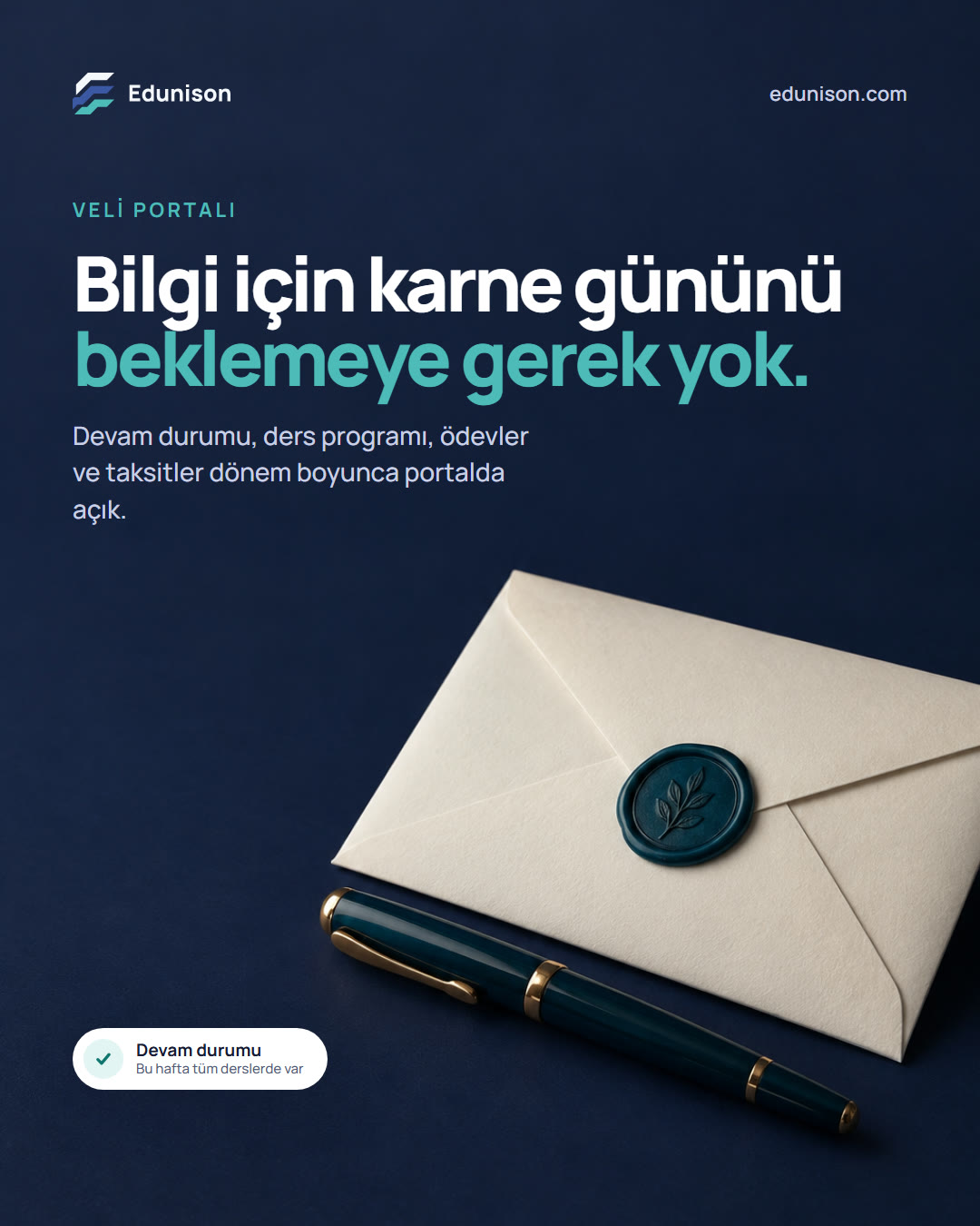 Mühürlü Zarf Sosyal Medya Tasarımı Mühürlü zarf sosyal medya tasarımı: mühürlü bir zarf ve yanında dolma kalem, "Bilgi için karne gününü beklemeye gerek yok." başlığı