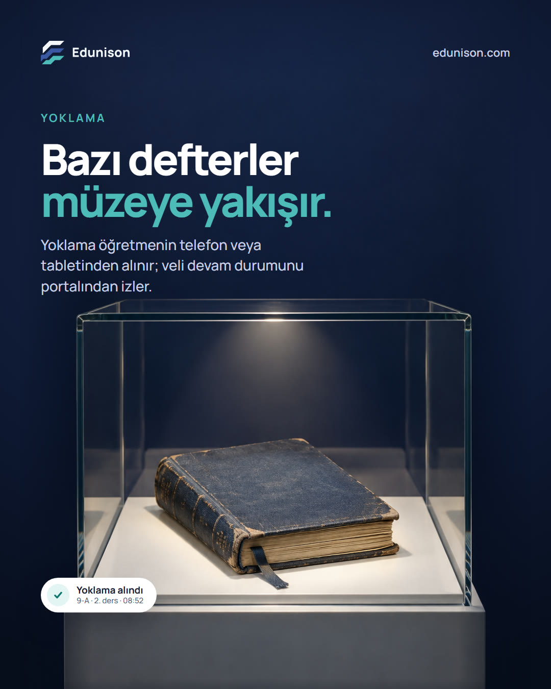 Müze Vitrini Sosyal Medya Tasarımı Müze vitrini sosyal medya tasarımı: cam vitrin içinde müze eseri gibi sergilenen eski bir kayıt defteri, "Bazı defterler müzeye yakışır." başlığı