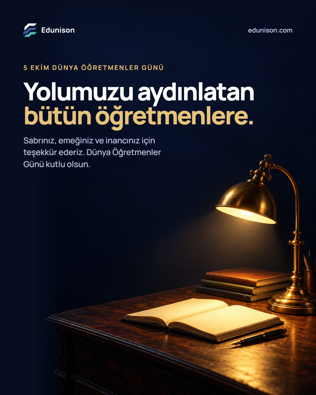 Öğretmenler Günü Sosyal Medya Tasarımı: Yolumuzu aydınlatan bütün öğretmenlere 2 Öğretmenler Günü sosyal medya tasarımı: karanlık bir masada açık bir kitabı aydınlatan pirinç masa lambası, "Yolumuzu aydınlatan bütün öğretmenlere." başlığı