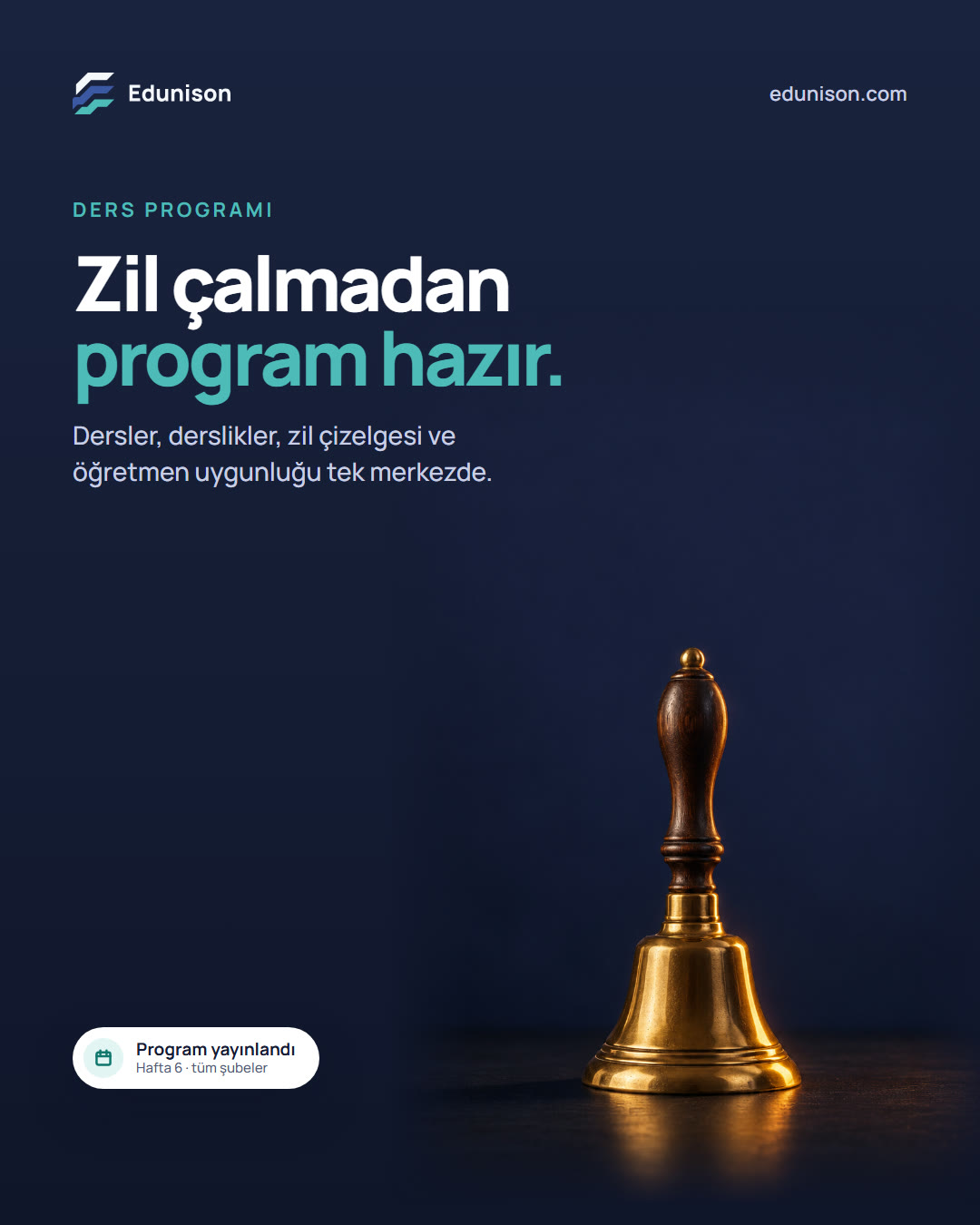 Okul Zili Sosyal Medya Tasarımı Okul zili sosyal medya tasarımı: koyu zeminde tek başına duran pirinç okul zili, "Zil çalmadan program hazır." başlığı