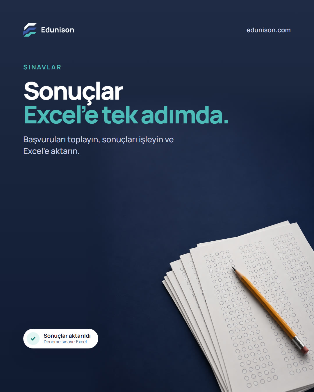 Optik Form Sosyal Medya Tasarımı Optik form sosyal medya tasarımı: boş optik formlardan bir deste ve üstünde tek kalem, "Sonuçlar Excel’e tek adımda." başlığı