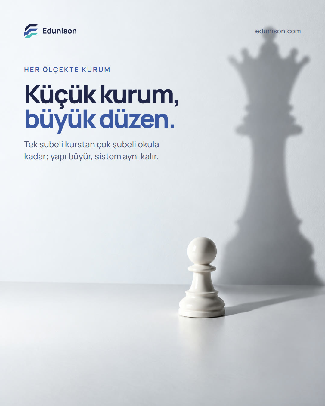Piyon Gölgesi Sosyal Medya Tasarımı Piyon gölgesi sosyal medya tasarımı: küçük bir piyonun duvara düşen dev şah gölgesi, "Küçük kurum, büyük düzen." başlığı