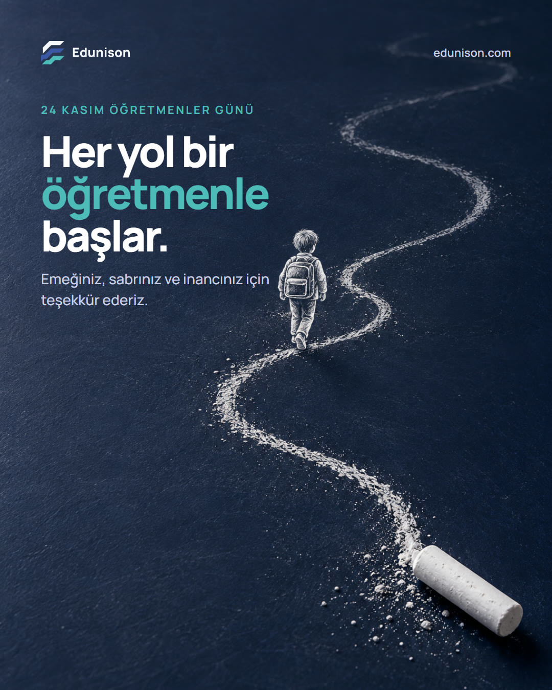 Tebeşir Yol Sosyal Medya Tasarımı Tebeşir yol sosyal medya tasarımı: kara tahtada tebeşirden kıvrılan bir yol ve o yolda yürüyen küçük bir öğrenci figürü, "Her yol bir öğretmenle başlar." başlığı