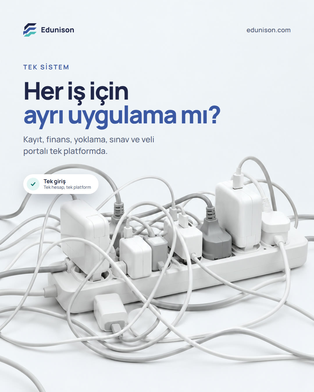 Uzatma Kablosu Sosyal Medya Tasarımı Uzatma kablosu sosyal medya tasarımı: onlarca şarj aletiyle aşırı yüklenmiş bir uzatma kablosu, "Her iş için ayrı uygulama mı?" başlığı