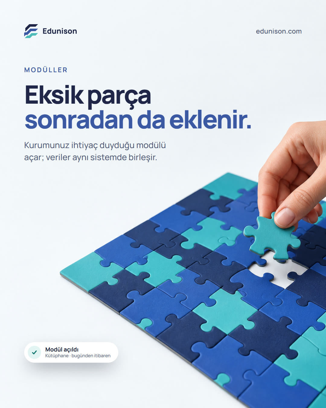 Yapboz Sosyal Medya Tasarımı Yapboz sosyal medya tasarımı: neredeyse tamamlanmış desensiz bir yapboz ve eklenmeyi bekleyen son parça, "Eksik parça sonradan da eklenir." başlığı